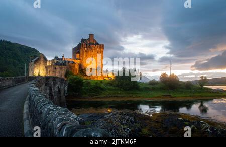 Dornie, Scoltland, Royaume-Uni, 21 juillet. Célèbre château Eilean Donan illuminé par les lumières pendant le coucher du soleil. Banque D'Images