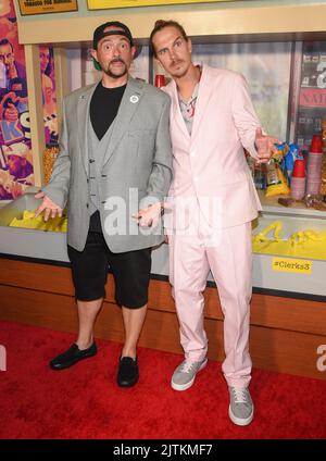 Kevin Smith et Jason Mewes arrivent à la première « Clerks III » de Los Angeles au TCL Chinese 6 Theatre sur 24 août 2022 à Hollywood, CA. © OConnor/AFF-USA.com Banque D'Images