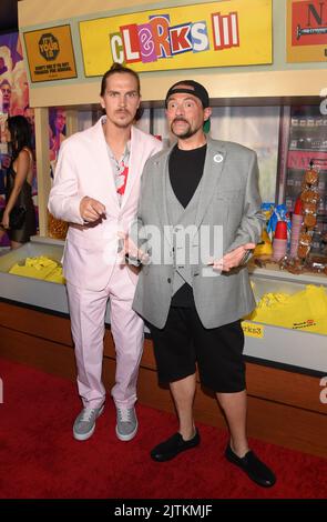 Jason Mewes et Kevin Smith arrivent à la première « Clerks III » de Los Angeles au TCL Chinese 6 Theatre sur 24 août 2022 à Hollywood, CA. © OConnor/AFF-USA.com Banque D'Images