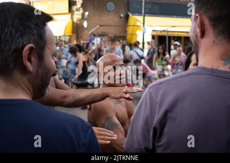 Les artistes de rue interagissent avec la foule lors du Notting Hill Carnival à West London, en 2022. Banque D'Images