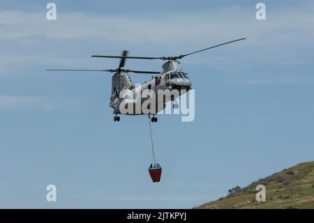 USMC CH-46 Sea Knight avec seau bambi pendant l'entraînement des feux de forêt à bord du MCB Camp Pendleton, Californie Banque D'Images