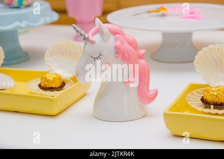 Décoration d'anniversaire avec thème unicorn, thème largement utilisé au Brésil Banque D'Images