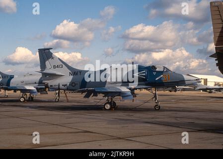 Douglas A-4 l'agresseur Skyhawk utilisé par les instructeurs de la Navy Fighter Weapons School, AKA Top Gun, à bord de NAS Miramar à San Diego, Californie Banque D'Images