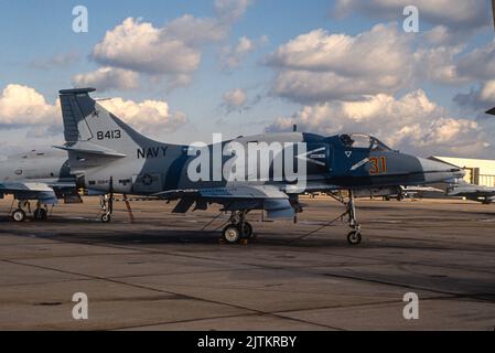 Douglas A-4 l'agresseur Skyhawk utilisé par les instructeurs de la Navy Fighter Weapons School, AKA Top Gun, à bord de NAS Miramar à San Diego, Californie Banque D'Images