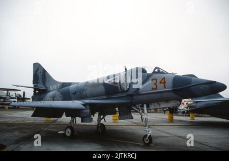 Douglas A-4 l'agresseur Skyhawk utilisé par les instructeurs de la Navy Fighter Weapons School, AKA Top Gun, à bord de NAS Miramar à San Diego, Californie Banque D'Images