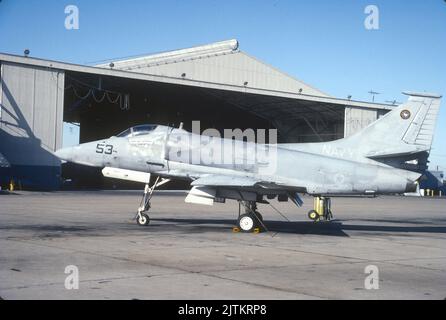 Douglas A-4 l'agresseur Skyhawk utilisé par les instructeurs de la Navy Fighter Weapons School, AKA Top Gun, NAS Miramar à San Diego, Californie Banque D'Images