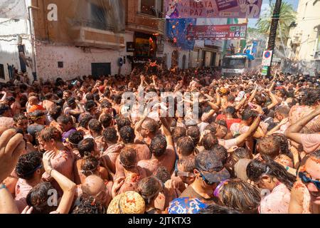 Buñol, Valence, Espagne, 31 août 2022, le 75th anniversaire de la tomatina est célébré, la guerre de tomate la plus paisible au monde dans les rues. plus de 15 000 personnes jettent 130 000kg tomates mûres distribuées en 6 camions. @Salva Garrigues / Alamy Live News Banque D'Images