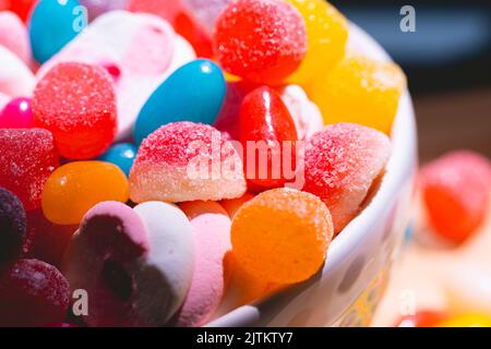 friandises assorties dans un bol blanc en macrophotographie Banque D'Images