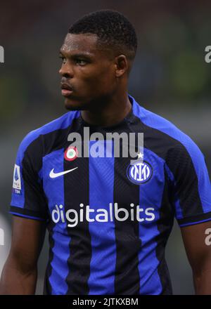 Milan, Italie, 30th août 2022. Denzel Dumfries, du FC Internazionale, regarde pendant le match de la série A à Giuseppe Meazza, à Milan. Le crédit photo devrait se lire: Jonathan Moscrop / Sportimage Banque D'Images