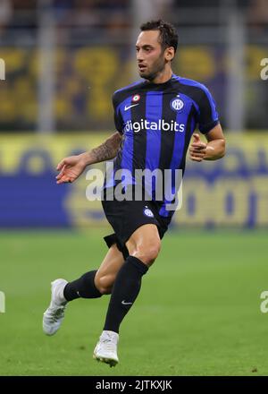 Milan, Italie, 30th août 2022. Hakan Calhanoglu du FC Internazionale pendant le match de la série A à Giuseppe Meazza, Milan. Le crédit photo devrait se lire: Jonathan Moscrop / Sportimage Banque D'Images