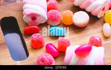 friandises assorties dans un bol blanc en macrophotographie Banque D'Images