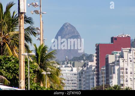 Deux frères colline vue de la promenade de la plage de leme à Rio de Janeiro Brésil. Banque D'Images