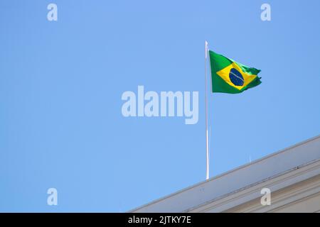 Drapeau brésilien à l'extérieur sur un bâtiment sur la plage de Copacabana à Rio de Janeiro. Banque D'Images