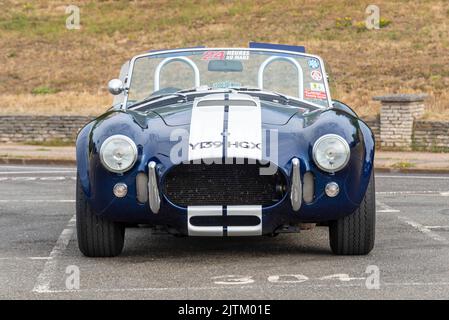 2001 voiture de sport AC Cobra garée sur Western Esplanade, Southend on Sea, Essex, Royaume-Uni. Autocollants d'événement sur le circuit de course sur le pare-brise Banque D'Images