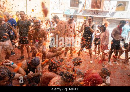 Buñol, Valence, Espagne, 31 août 2022, le 75th anniversaire de la tomatina est célébré, la guerre de tomate la plus paisible au monde dans les rues. plus de 15 000 personnes jettent 130 000kg tomates mûres distribuées en 6 camions. @Salva Garrigues / Alamy Live News Banque D'Images