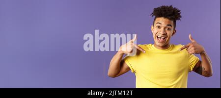 Je suis ce dont vous avez besoin. Gros plan portrait de charismatique, mignon sourire homme boastful, fièrement pointant sur lui-même et parler a gagné l'accomplissement, veulent Banque D'Images