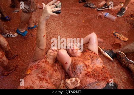 Buñol, Valence, Espagne, 31 août 2022, le 75th anniversaire de la tomatina est célébré, la guerre de tomate la plus paisible au monde dans les rues. plus de 15 000 personnes jettent 130 000kg tomates mûres distribuées en 6 camions. @Salva Garrigues / Alamy Live News Banque D'Images