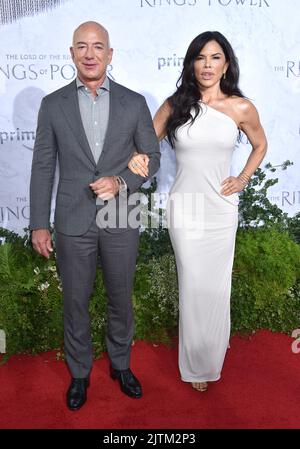 Jeff Bezos et Lauren Sanchez arrivent à la première de Los Angeles « The Lord of the Rings: The Rings of Power » qui s'est tenue aux studios Culver de Culver City, CA sur 15 août 2022. © OConnor / AFF-USA.com Banque D'Images