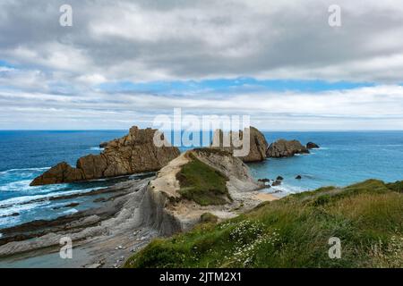 Paysage de la côte cantabrique avec des piles de mer verticales et une plate-forme d'abrasion en forme de vague dans la plage Playa de la Arnia, Costa Quebrada, Broken Coast, Canta Banque D'Images