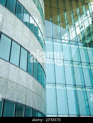 Façade en verre à un immeuble de bureau moderne, Banque D'Images