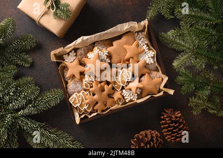Petits gâteaux faits maison de Noël pour des vacances festives. Vue de dessus. Banque D'Images