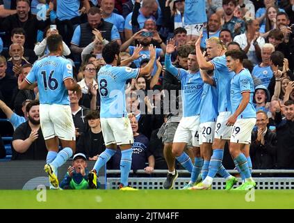 Erling Haaland de Manchester City (deuxième à droite) célèbre le deuxième but du match de sa partie lors du match de la Premier League au Etihad Stadium de Manchester. Date de la photo: Mercredi 31 août 2022. Banque D'Images