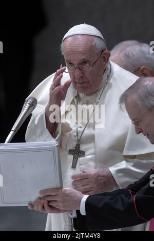 Vatican, Vatican, le 31 août 2022. Le pape François donne sa bénédiction à la fin de l'audience générale hebdomadaire dans la salle Paul VI. Crédit: Maria Grazia Picciarella/Alay Live News Banque D'Images