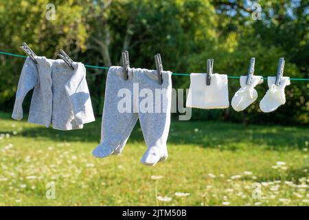 les vêtements de bébé sèchent au soleil Banque D'Images