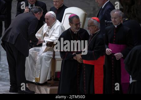 Vatican, Vatican, le 31 août 2022. Le pape François salue les fidèles au cours de son audience générale hebdomadaire dans la salle Paul VI. Crédit: Maria Grazia Picciarella/Alay Live News Banque D'Images