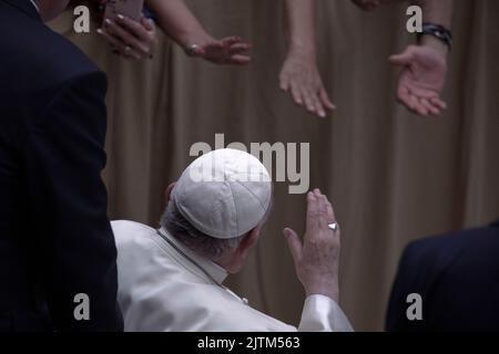 Vatican, Vatican, le 31 août 2022. Le pape François salue les fidèles à la fin de son audience générale hebdomadaire dans la salle Paul VI. Maria Grazia Picciarella/Alamy Live News Banque D'Images