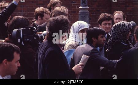 30 avril 1980, Londres, Royaume-Uni : les partisans iraniens défilent devant la foule à Londres pendant le siège de six jours de l'ambassade iranienne. Du 30 avril au 5 mai 1980, un groupe de six dissidents iraniens armés, opposés à l'ayatollah Khomeini, le chef religieux arrivé au pouvoir en 1979, a pris la relève de l'ambassade iranienne à la porte du Prince à South Kensington, à Londres. Le groupe iranien a pris 21 otages, dont deux ont été tués. Près de la scène du siège, les partisans de Khomeini ont fait connaître leur point de vue par une protestation. Le spectaculaire siège de six jours s'est terminé lorsque les troupes d'élite britanniques SAS ont pris d'assaut le bui Banque D'Images
