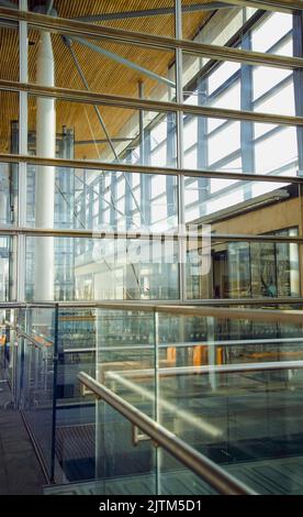 Mur de verre à l'entrée du Senedd dans la baie de Cardiff au pays de Galles, le 14th août 2022 Banque D'Images