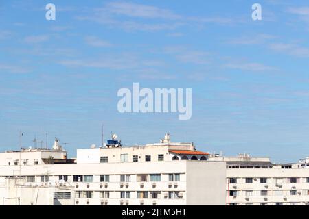 Bâtiments dans le quartier de copacabana avec un beau ciel bleu avec des nuages à Rio de Janeiro - Brésil Banque D'Images