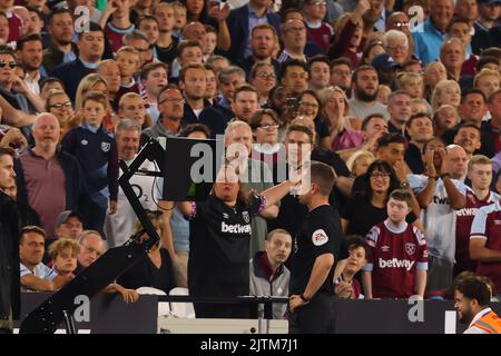 Stade de Londres, Londres, Royaume-Uni. 31st août 2022. Premier League football West Ham versus Tottenham Hotspur: Les fans regardent l'arbitre Peter Banks examiner le VAR handball crédit: Action plus Sports/Alay Live News Banque D'Images