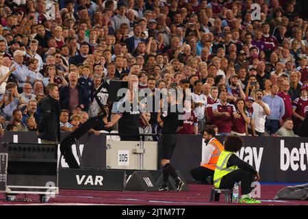 Stade de Londres, Londres, Royaume-Uni. 31st août 2022. Premier League football West Ham versus Tottenham Hotspur: Les fans regardent l'arbitre Peter Banks examiner le VAR handball crédit: Action plus Sports/Alay Live News Banque D'Images