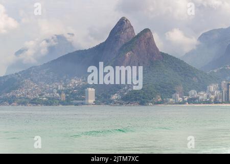 Deux frères colline vu de la plage vide harpon pendant la pandémie de coronavirus à Rio de Janeiro, Brésil. Banque D'Images