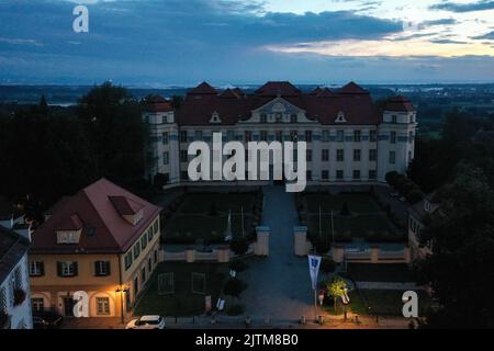 Tettnang, Allemagne. 31st août 2022. Le nouveau château situé à côté de l'hôtel de ville n'est plus illuminé pendant l'heure bleue. Vers 8 h 30, l'éclairage extérieur était éteint. L'ancienne résidence des comtes de Montfort est l'un des plus beaux châteaux de la haute-Souabe. (Tourné avec drone) Credit: Felix Kästle/dpa/Alay Live News Banque D'Images