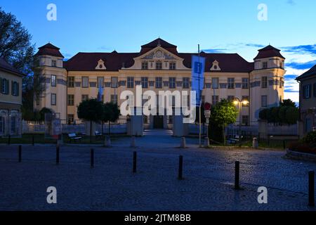 Tettnang, Allemagne. 31st août 2022. Le nouveau château à côté de l'hôtel de ville est illuminé à l'heure bleue. L'ancienne résidence des comtes de Montfort est l'un des plus beaux châteaux de la haute-Souabe. Credit: Felix Kästle/dpa/Alay Live News Banque D'Images