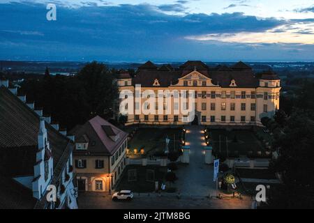 Tettnang, Allemagne. 31st août 2022. Le nouveau château à côté de l'hôtel de ville est illuminé à l'heure bleue. L'ancienne résidence des comtes de Montfort est l'un des plus beaux châteaux de la haute-Souabe. (Tourné avec drone) Credit: Felix Kästle/dpa/Alay Live News Banque D'Images