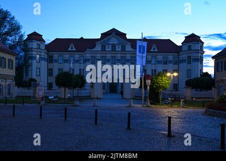 Tettnang, Allemagne. 31st août 2022. Le nouveau château situé à côté de l'hôtel de ville n'est plus illuminé pendant l'heure bleue. Vers 8 h 30, l'éclairage extérieur était éteint. L'ancienne résidence des comtes de Montfort est l'un des plus beaux châteaux de la haute-Souabe. Credit: Felix Kästle/dpa/Alay Live News Banque D'Images