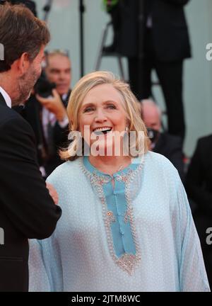 Venise, Italie, le 31st août 2022, Hillary Clinton à la cérémonie d'ouverture et au gala du bruit blanc propose le tapis rouge au Festival du film de Venise 79th en Italie. Doreen Kennedy / Alamy Live News Banque D'Images