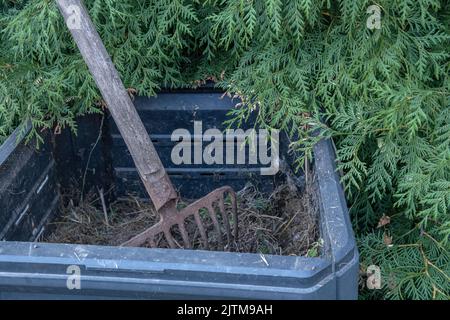 Pelle de jardin sur le compost. Préparation du compost. Banque D'Images