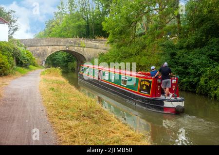 Canal narrowboat sur le canal Kennet et Avon entre Avonclif et Bradford sur Avon Wiltshire Banque D'Images