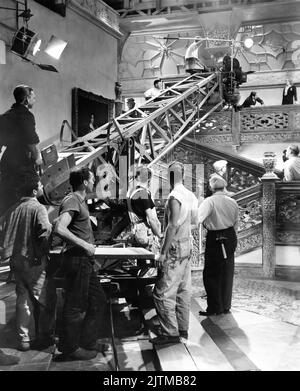 Le réalisateur ERNST LUBITSCH et MARLENE DIETRICH sur scène ont fait du Candid avec l'équipe du film pendant le tournage du RÉALISATEUR ANGEL 1937 ERNST LUBITSCH costumes Travis Banton cinéaste Charles Lang Paramount Pictures Banque D'Images