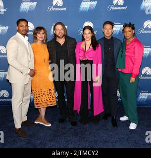 Jordan Calloway, Diane Farr, Max Thierlot, Stephanie Arcila, Kevin Alejandro et Jules Latimer assistent à la fête de poste Paramount Upfront 2022 tenue au 660, avenue Madison, sur 18 mai 2022, à New York ©Steven Bergman/AFF-USA.COM Banque D'Images