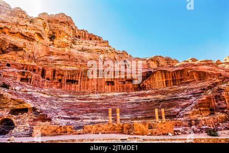 Amphithéâtre sculpté rouge Théâtre Siq Petra Jordan construit au Trésor par Nabataens en 100 AD peut accueillir jusqu'à 7 000 personnes. Banque D'Images