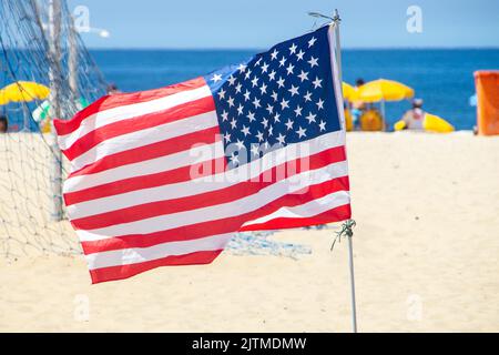 Drapeau des Etats-unis d'amérique plein air sur la plage de copacabana à Rio de Janeiro Brésil. Banque D'Images