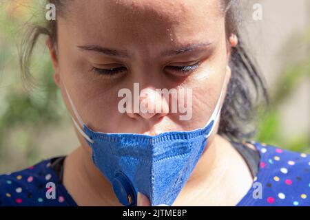 Femme avec des marques sur son visage et masque pff2 n95, protection contre le coronavirus à Rio de Janeiro Brésil. Banque D'Images