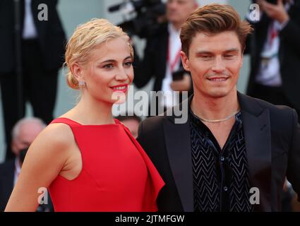 Venise, Italie, 31st août 2022, Pixie Lott et Oliver Cheshire à la cérémonie d'ouverture et au gala du bruit blanc, projection de tapis rouge au Festival du film de Venise 79th en Italie. Doreen Kennedy / Alamy Live News Banque D'Images