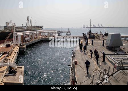 220829-N-EH998-1042 GOLFE D'ADEN (AOÛT 29, 2022) le destroyer à missiles guidés USS Nize (DDG 94) se lance dans le port de Djibouti pour faire le plein, août 29. L'USS Nitze est déployé dans la zone d'opérations de la flotte américaine 5th afin d'assurer la sécurité et la stabilité maritimes dans la région du Moyen-Orient. (É.-U. Photo marine par Cryton Vandiesal, spécialiste des communications de masse, classe 2nd) Banque D'Images